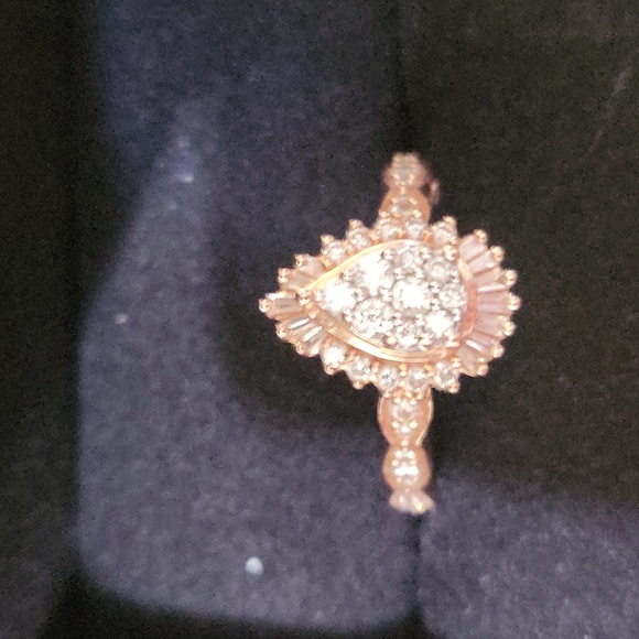 Vera Wang 14 karat gold teardrop cluster baguette sunburst - Picture 9 of 12